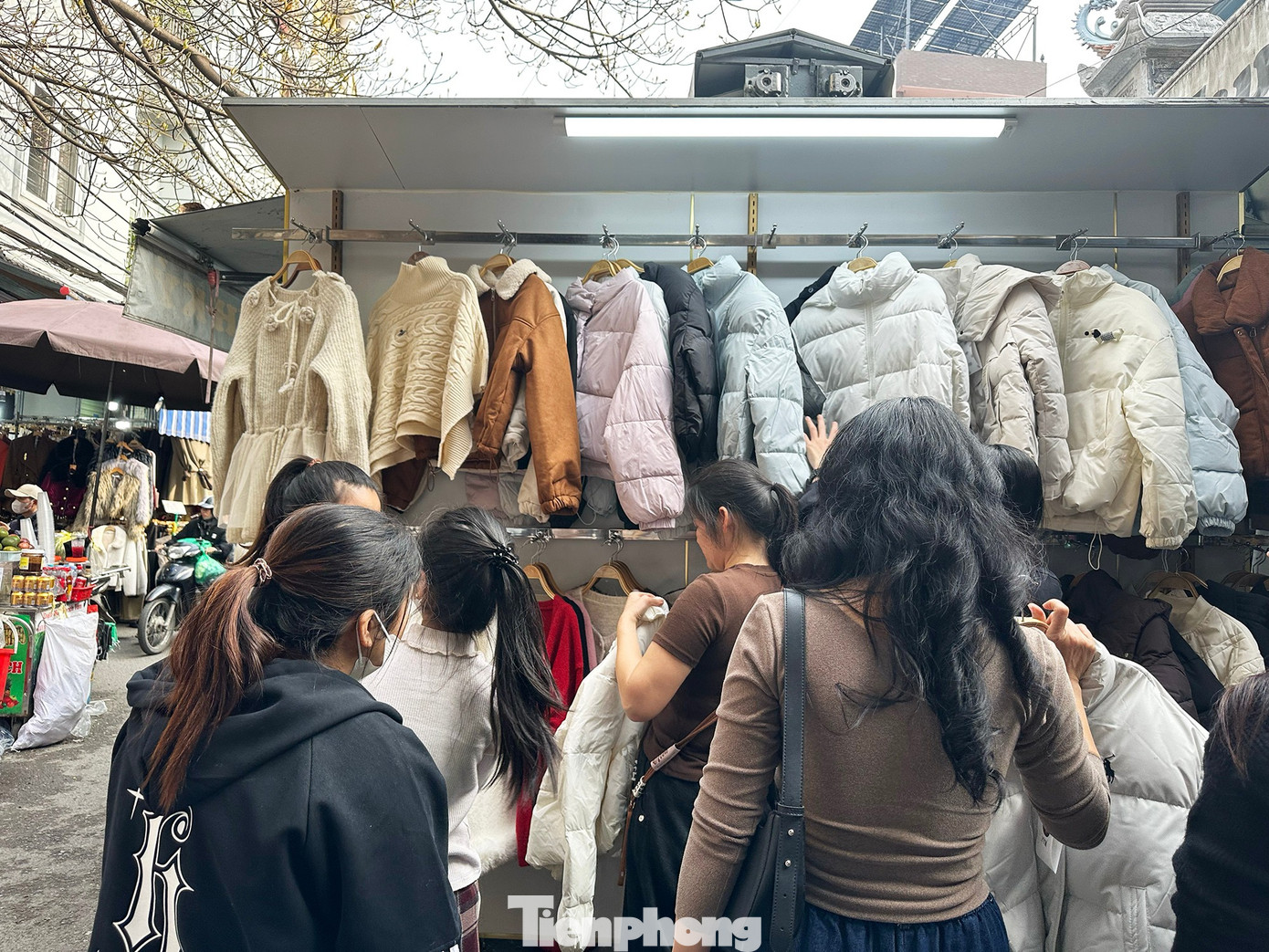 Vừa mở cửa trở lại, chợ Ninh Hiệp đ&atilde; đua nhau 'xả h&agrave;ng Tết'- Ảnh 4.