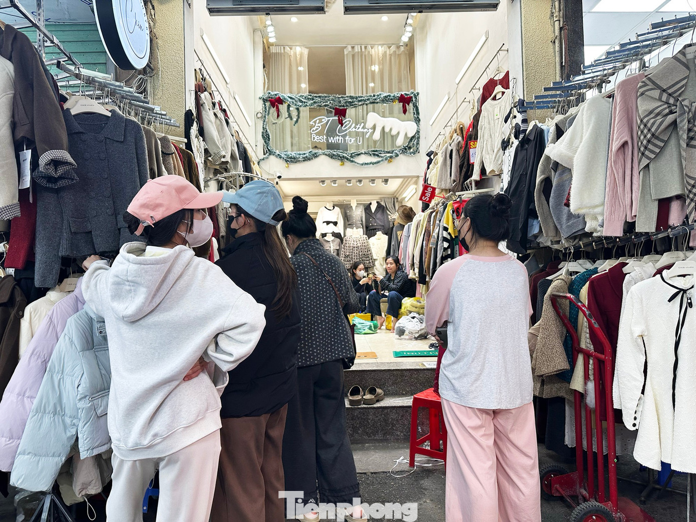 Vừa mở cửa trở lại, chợ Ninh Hiệp đ&atilde; đua nhau 'xả h&agrave;ng Tết'- Ảnh 3.