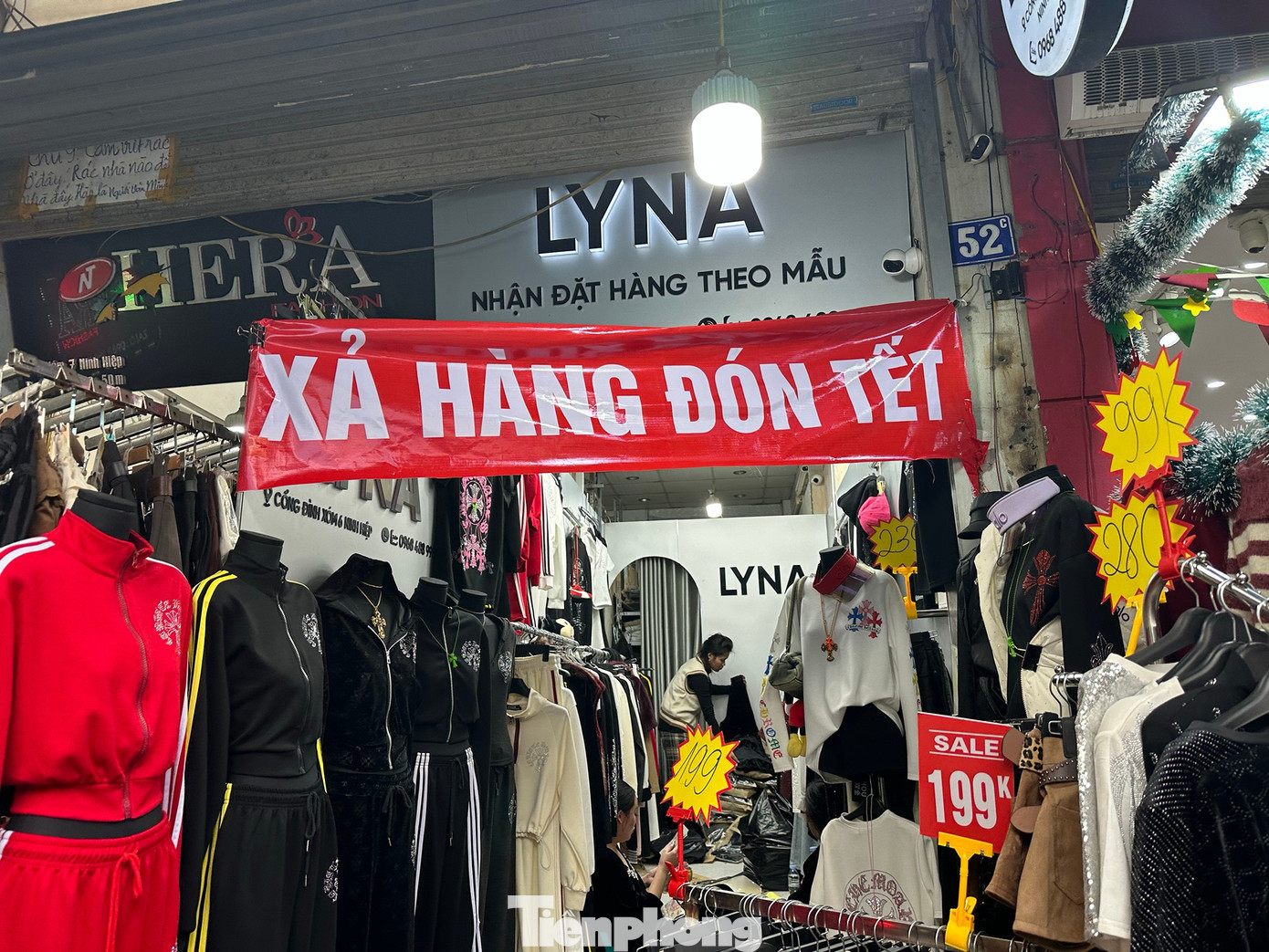 Vừa mở cửa trở lại, chợ Ninh Hiệp đ&atilde; đua nhau 'xả h&agrave;ng Tết'- Ảnh 1.