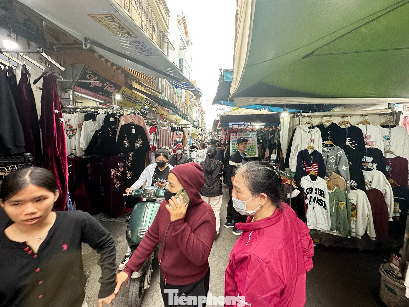 Vừa mở cửa trở lại, chợ Ninh Hiệp đ&atilde; đua nhau 'xả h&agrave;ng Tết'- Ảnh 2.