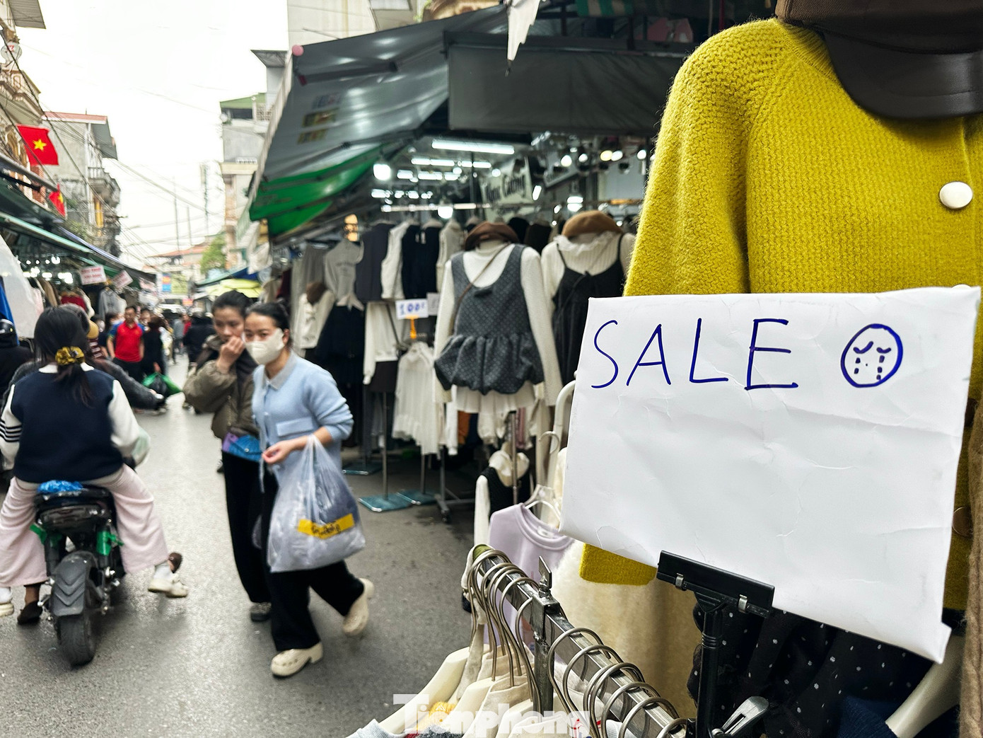 Vừa mở cửa trở lại, chợ Ninh Hiệp đ&atilde; đua nhau 'xả h&agrave;ng Tết'- Ảnh 7.