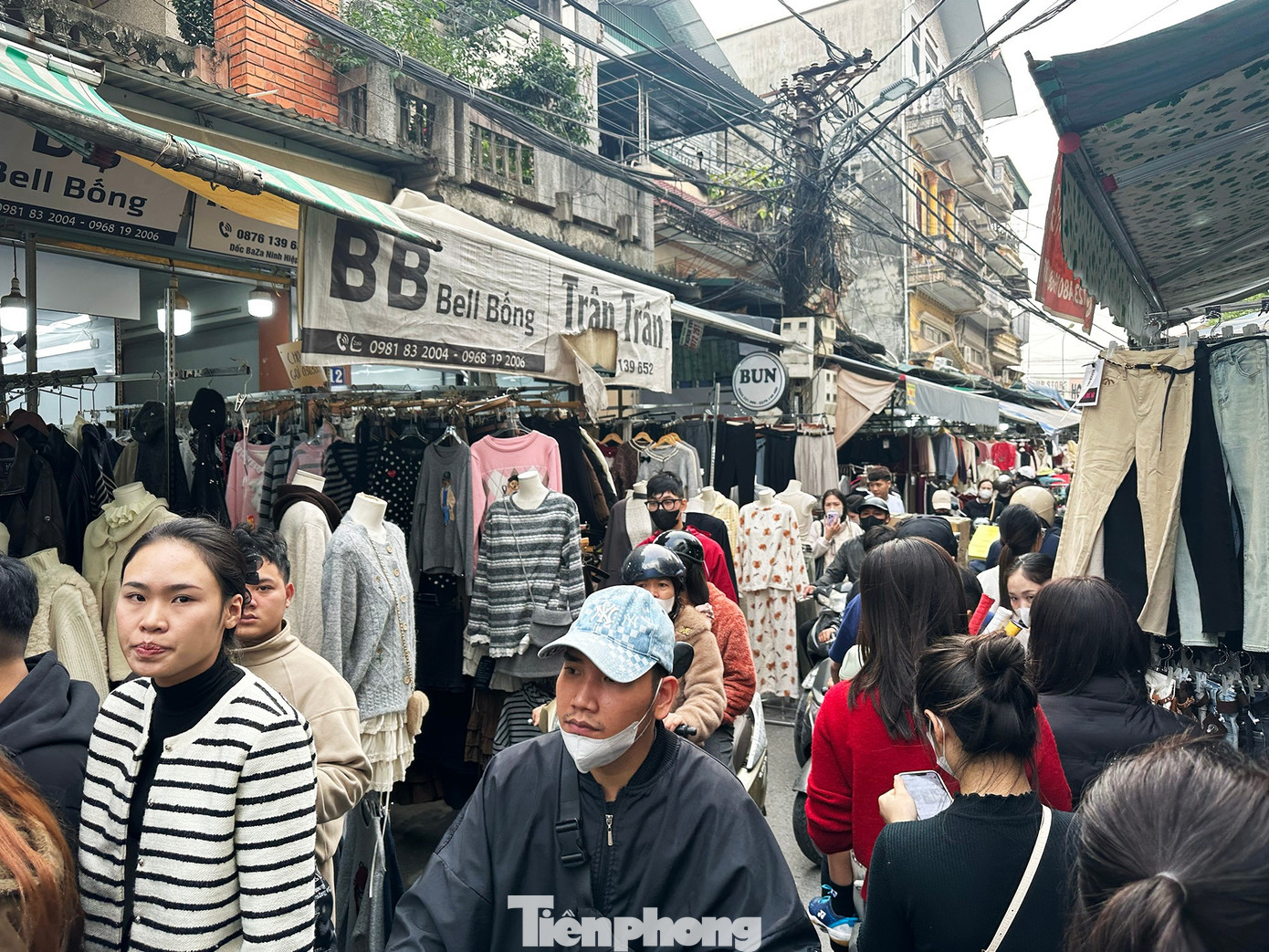 Vừa mở cửa trở lại, chợ Ninh Hiệp đ&atilde; đua nhau 'xả h&agrave;ng Tết'- Ảnh 6.