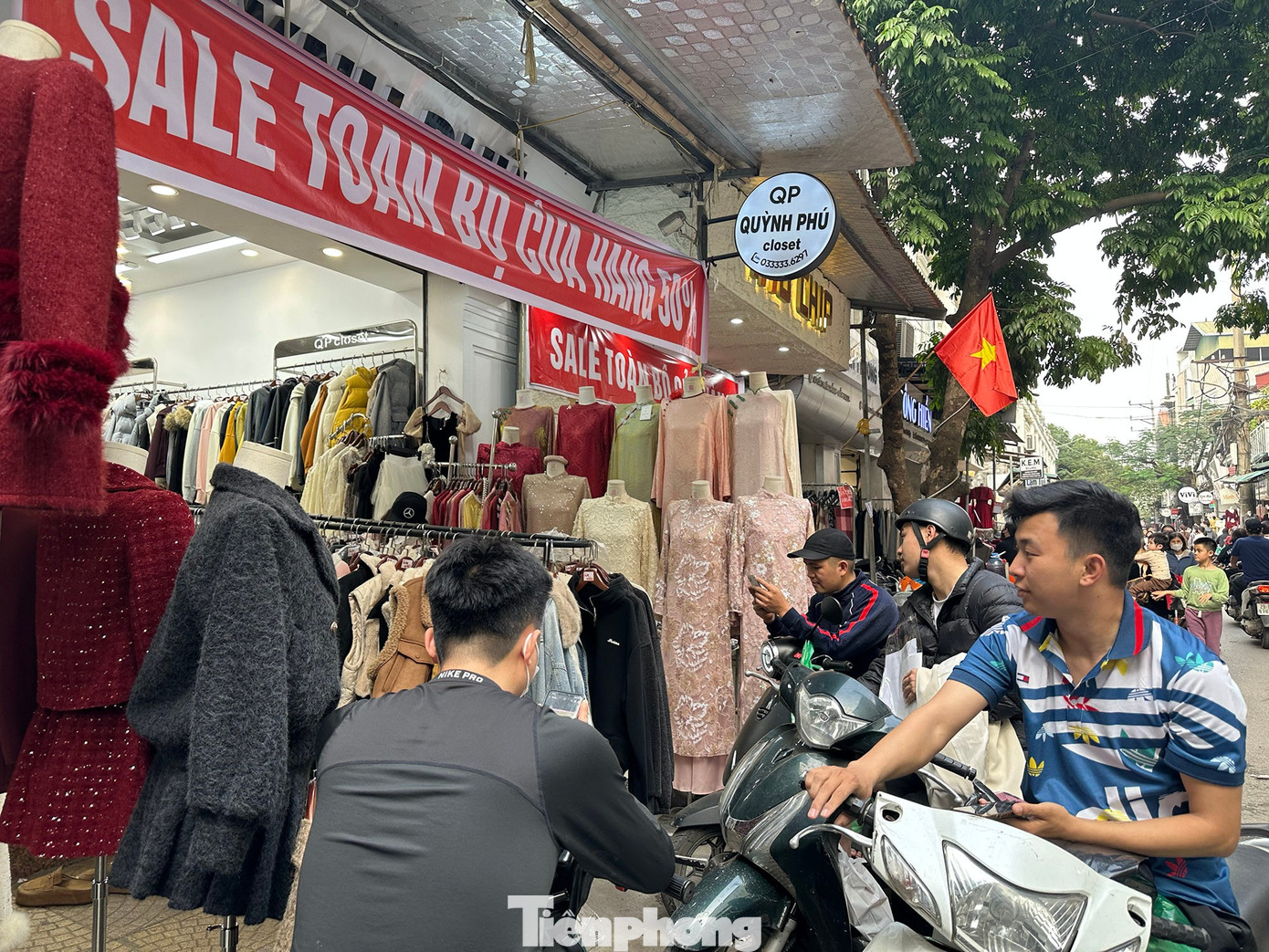 Vừa mở cửa trở lại, chợ Ninh Hiệp đ&atilde; đua nhau 'xả h&agrave;ng Tết'- Ảnh 12.