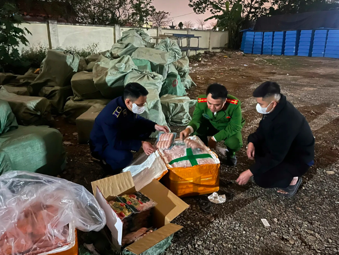 Ph&aacute;t hiện hơn 10 tấn thực phẩm nhập khẩu tr&ocirc;i nổi đang tr&ecirc;n đường ti&ecirc;u thụ- Ảnh 1.