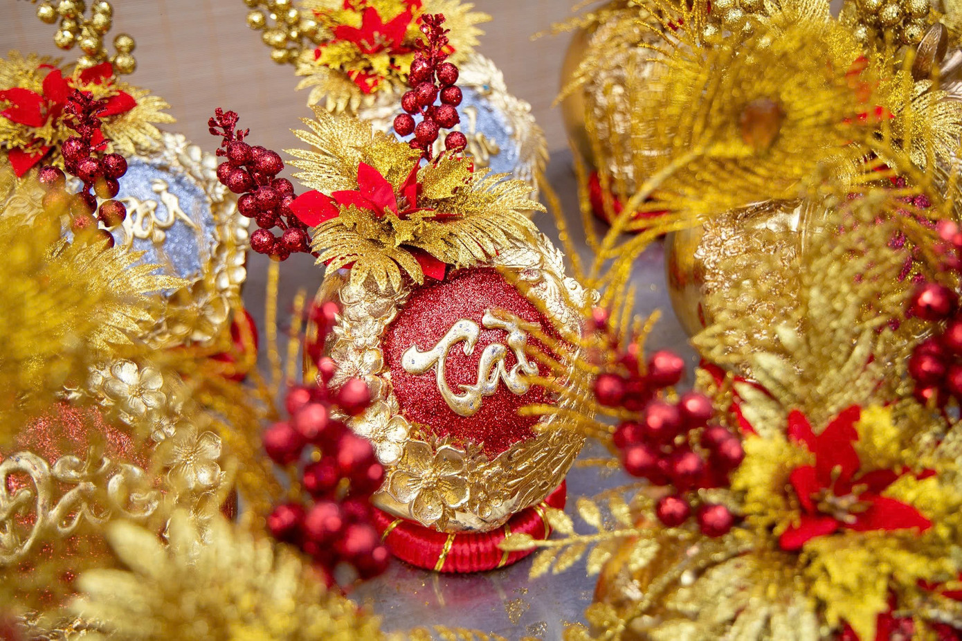 Dừa Tết độc lạ: Từ d&aacute;t v&agrave;ng 24K đến bonsai ngựa &lsquo;thi&ecirc;n thần&rsquo;- Ảnh 1.