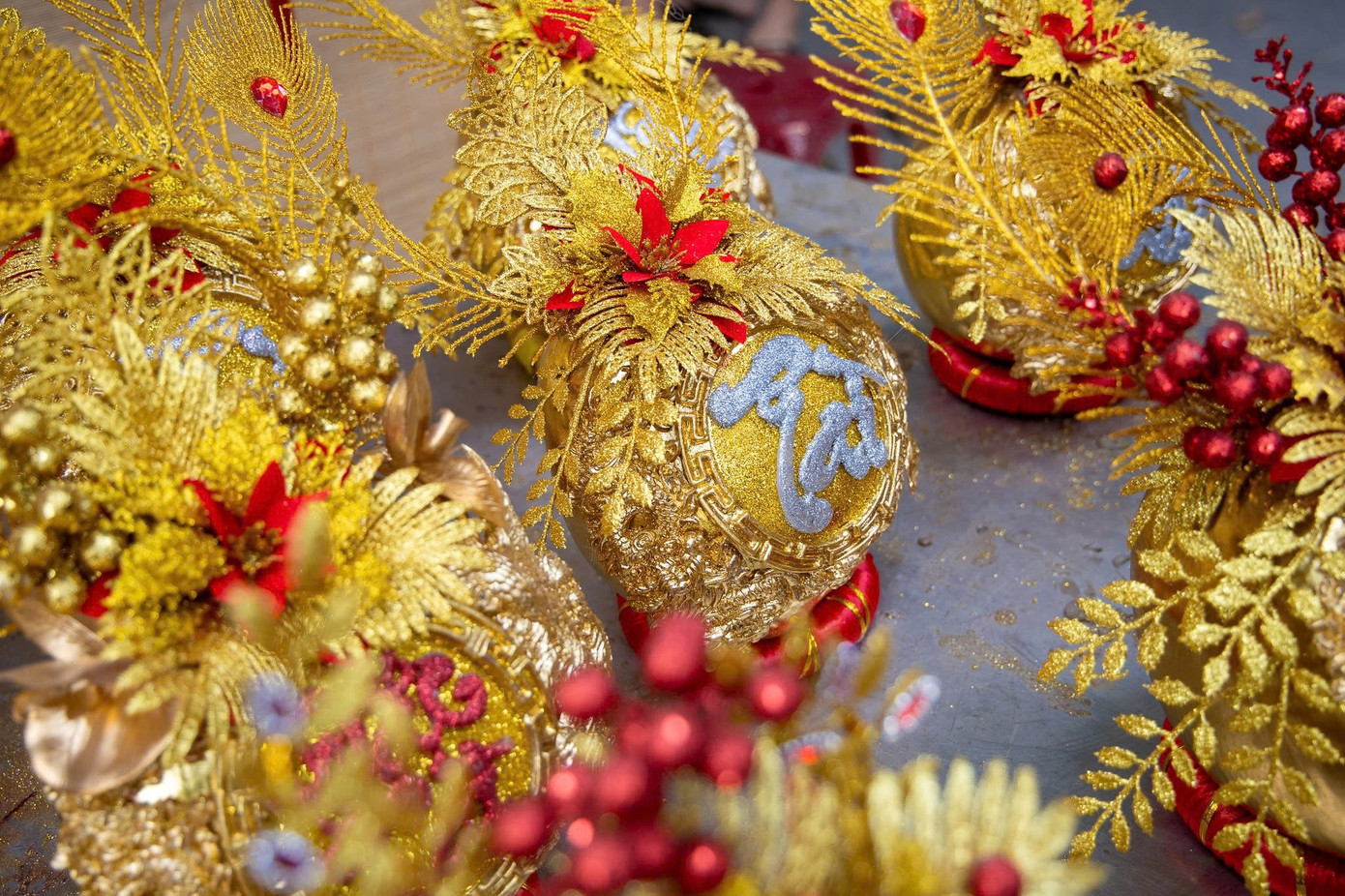 Dừa Tết độc lạ: Từ d&aacute;t v&agrave;ng 24K đến bonsai ngựa &lsquo;thi&ecirc;n thần&rsquo;- Ảnh 2.