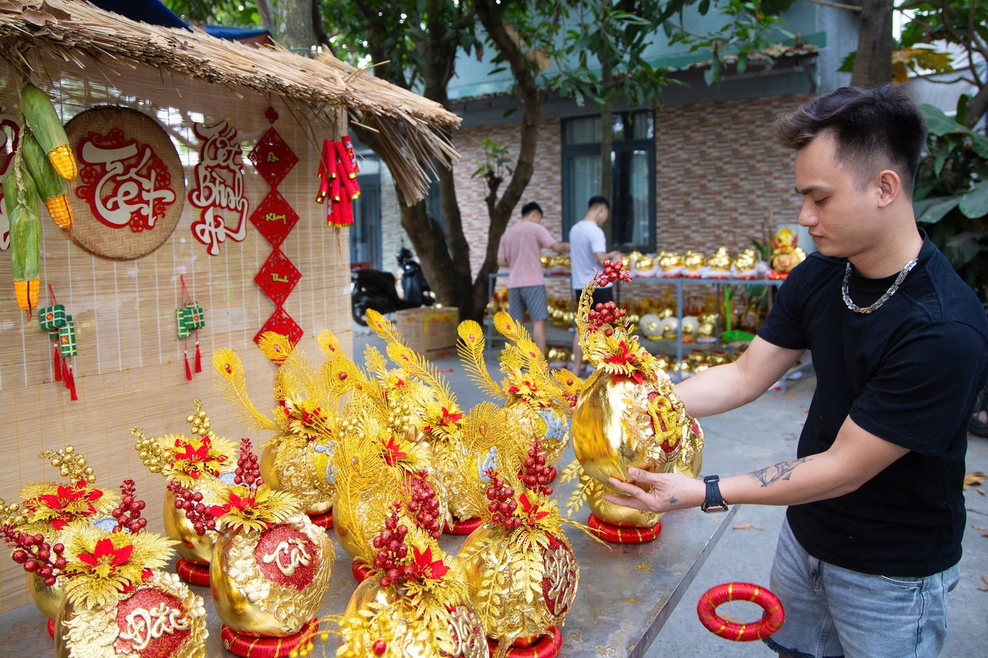 Dừa Tết độc lạ: Từ d&aacute;t v&agrave;ng 24K đến bonsai ngựa &lsquo;thi&ecirc;n thần&rsquo;- Ảnh 3.