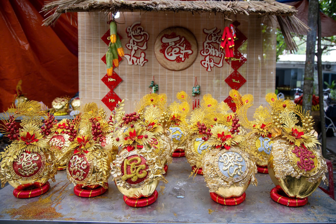 Dừa Tết độc lạ: Từ d&aacute;t v&agrave;ng 24K đến bonsai ngựa &lsquo;thi&ecirc;n thần&rsquo;- Ảnh 5.