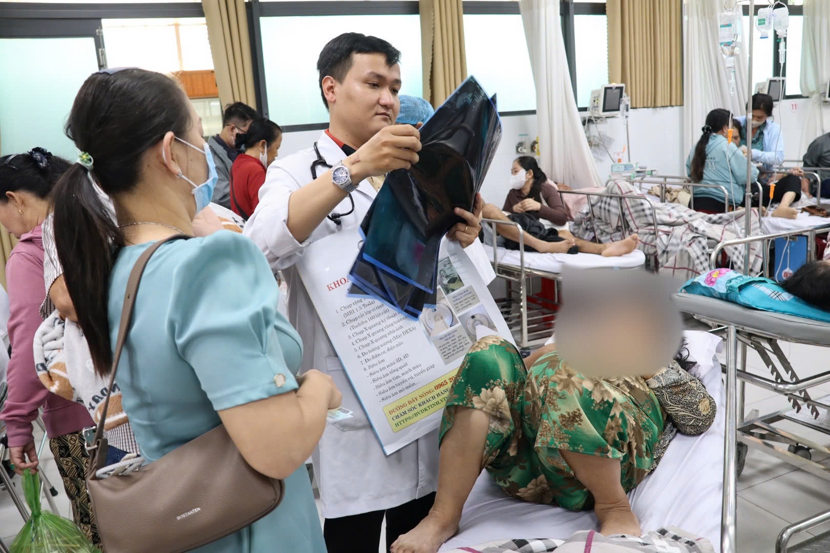 Chạy đua với "giờ v&agrave;ng" cứu người- Ảnh 1.