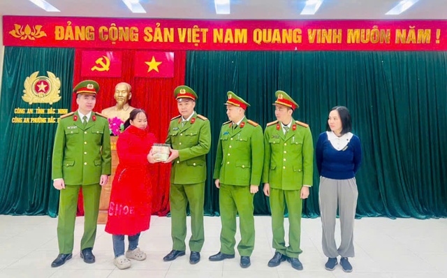 Người đàn ông Bắc Ninh phải báo công an sau khi tài khoản Techcombank nhận được hơn 365 triệu đồng kèm nội dung này- Ảnh 1. Người đàn ông Bắc Ninh phải báo công an sau khi tài khoản Techcombank nhận được hơn 365 triệu đồng kèm nội dung này- Ảnh 1.