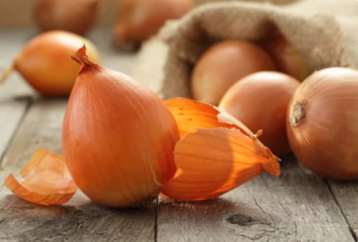 V&igrave; sao kh&ocirc;ng n&ecirc;n vứt bỏ vỏ h&agrave;nh t&acirc;y?- Ảnh 1.