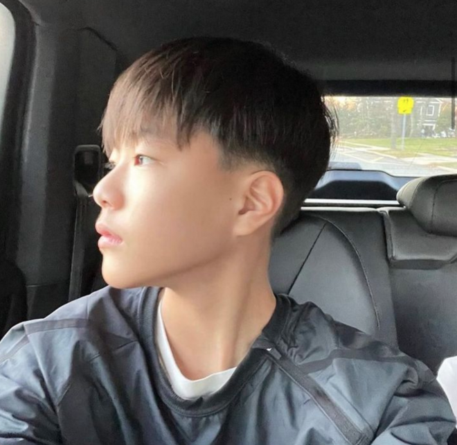 Con trai Kwon Sang Woo vừa đẹp vừa cao, được gái lạ chặn đường xin số theo đuổi quyết liệt- Ảnh 4. Con trai Kwon Sang Woo vừa đẹp vừa cao, được gái lạ chặn đường xin số theo đuổi quyết liệt- Ảnh 4.