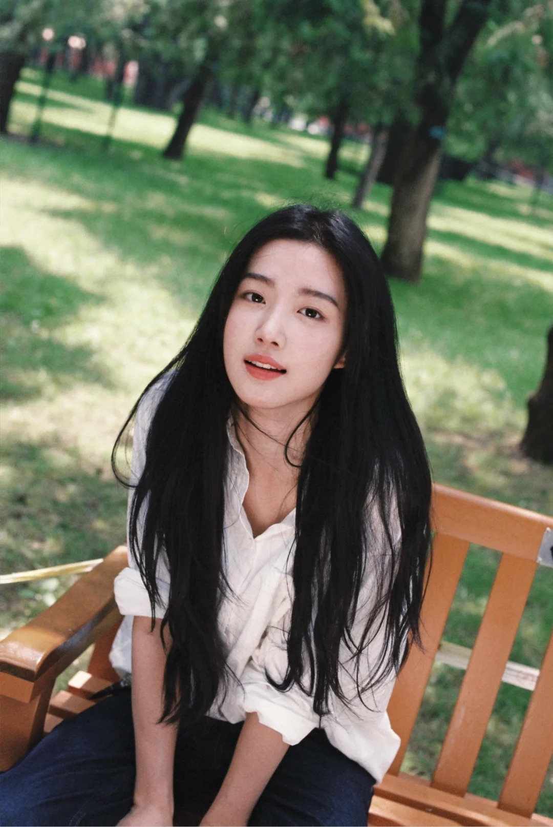 Đừng chỉ nh&igrave;n v&agrave;o d&aacute;ng đi "chim c&aacute;nh cụt lưng g&ugrave;" của Lư Dục Hiểu, h&atilde;y nh&igrave;n v&agrave;o c&aacute;ch bố mẹ c&ocirc; ấy kẹp r&egrave;m cửa: H&oacute;a ra, "nh&agrave;" ch&iacute;nh l&agrave; nơi sinh ra một đứa trẻ hạnh ph&uacute;c!- Ảnh 3.