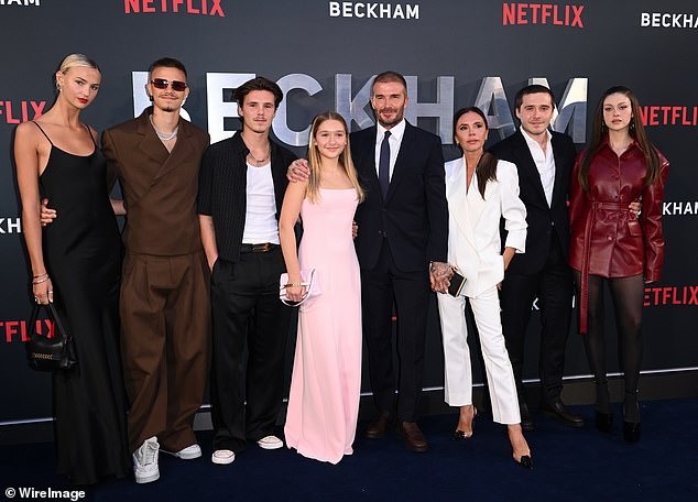 C&ocirc; &uacute;t Harper Beckham lộ diện, c&oacute; động th&aacute;i nghi 