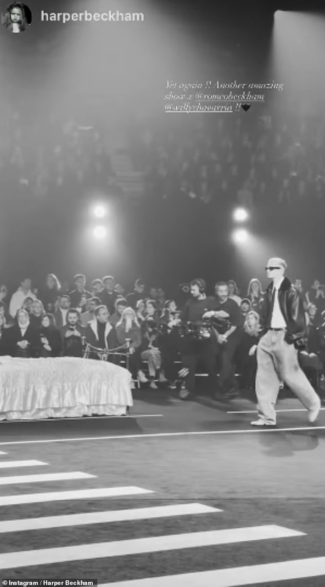 C&ocirc; &uacute;t Harper Beckham lộ diện, c&oacute; động th&aacute;i nghi 