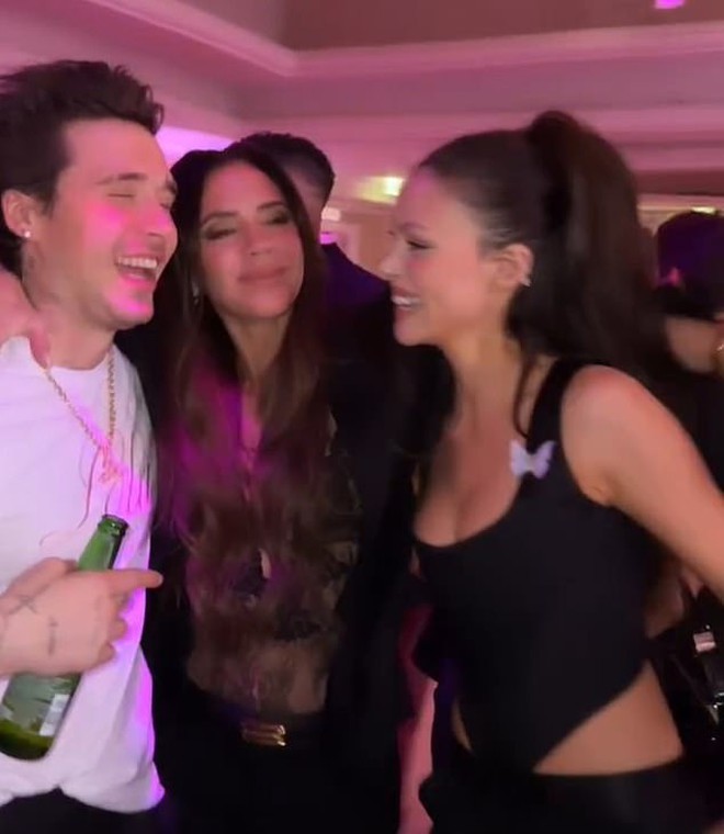 Bạn bè của Victoria Beckham bức xúc: Tại sao cô ấy không được nhảy thân mật với con trai của mình?- Ảnh 6. Bạn bè của Victoria Beckham bức xúc: Tại sao cô ấy không được nhảy thân mật với con trai của mình?- Ảnh 6.