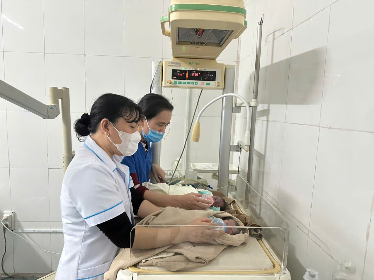 Khoảnh khắc y tế xã đỡ đẻ cho sản phụ mang song thai trên giường... xe khách- Ảnh 2. Khoảnh khắc y tế xã đỡ đẻ cho sản phụ mang song thai trên giường... xe khách- Ảnh 2.