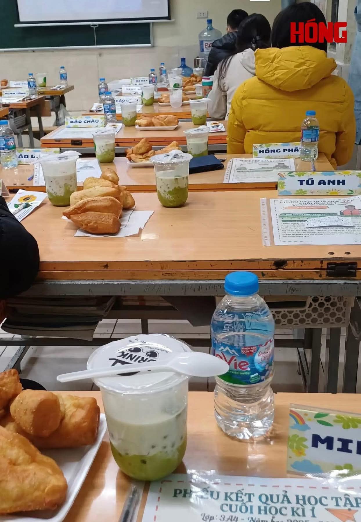 H&igrave;nh ảnh họp phụ huynh đang g&acirc;y tranh c&atilde;i nhất tr&ecirc;n mạng x&atilde; hội: L&agrave; tận t&acirc;m chu đ&aacute;o hay b&agrave;y vẽ kh&ocirc;ng cần thiết?- Ảnh 1.