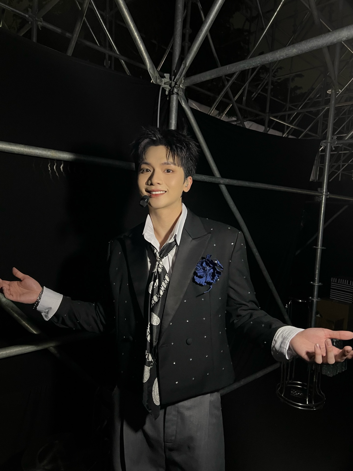 Nam ca sĩ debut 2 lần mới nổi tiếng: Fanmeeting ch&aacute;y v&eacute;, 500 triệu lượt xem, ra 1 album &ldquo;hốt bạc&rdquo; cả đời- Ảnh 10.