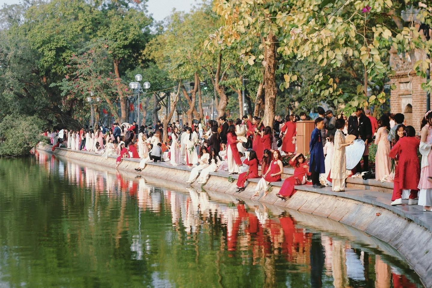 Chen ch&acirc;n chụp ảnh &aacute;o d&agrave;i Tết ở Hồ Gươm- Ảnh 1.