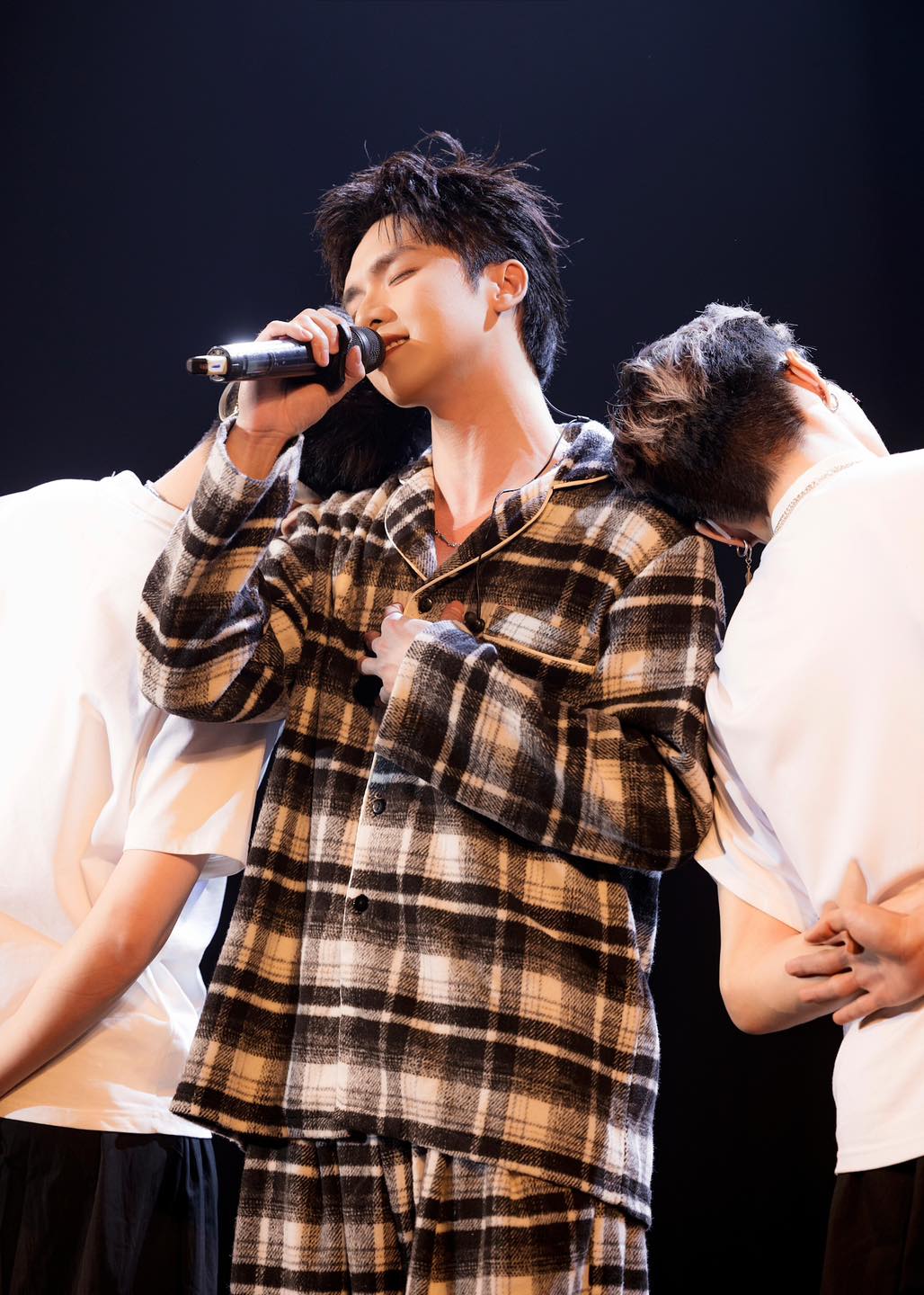 Nam ca sĩ debut 2 lần mới nổi tiếng: Fanmeeting ch&aacute;y v&eacute;, 500 triệu lượt xem, ra 1 album &ldquo;hốt bạc&rdquo; cả đời- Ảnh 5.