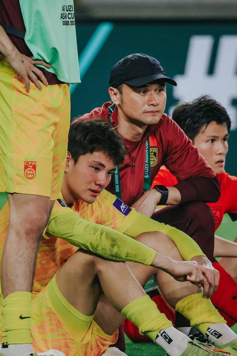 Li Hao bật kh&oacute;c, HLV Trung Quốc tuy&ecirc;n bố học tr&ograve; 