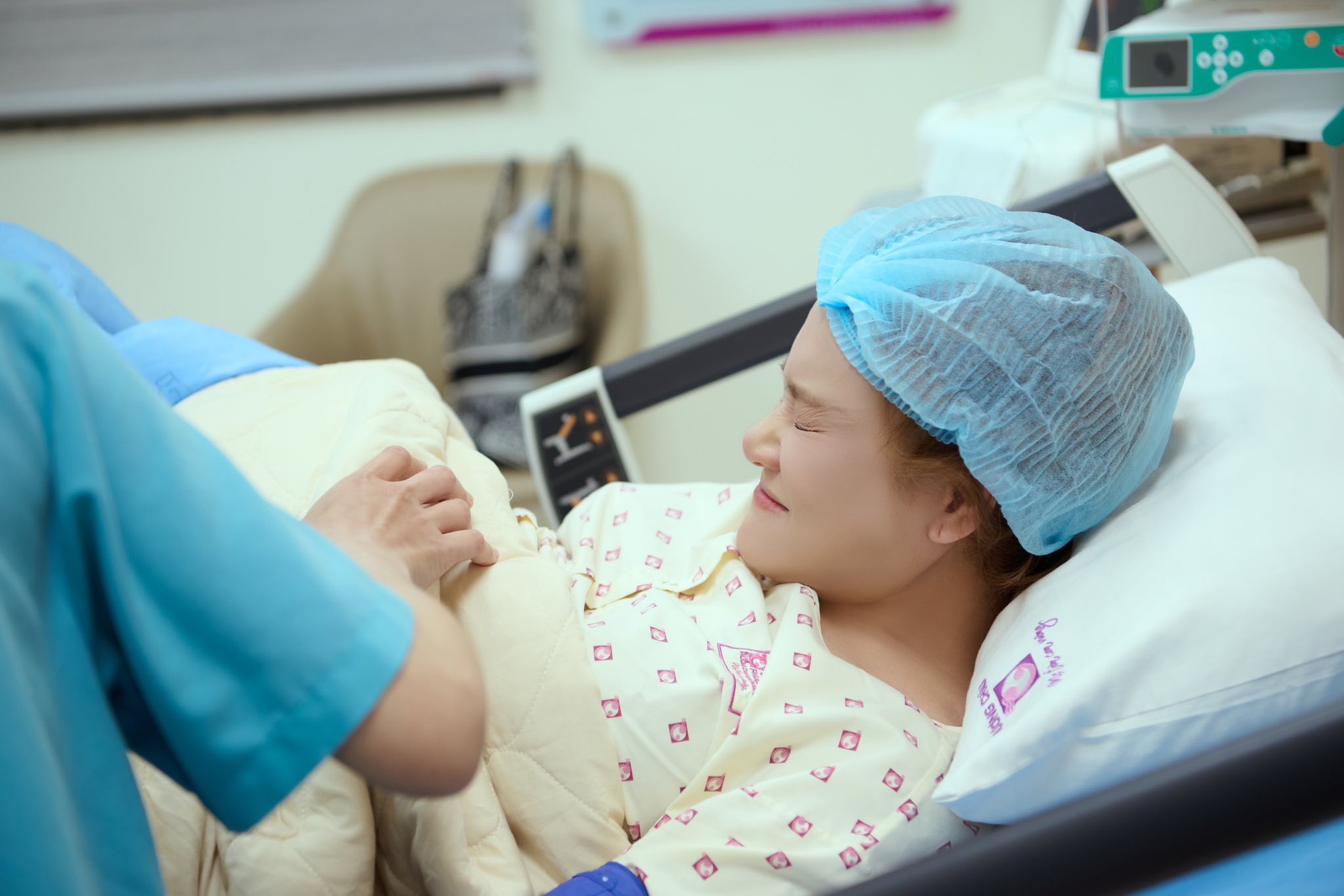 Nh&atilde; Phương sinh con lần 3, Trường Giang kh&oacute;c nấc nh&igrave;n vợ qua điện thoại- Ảnh 1.