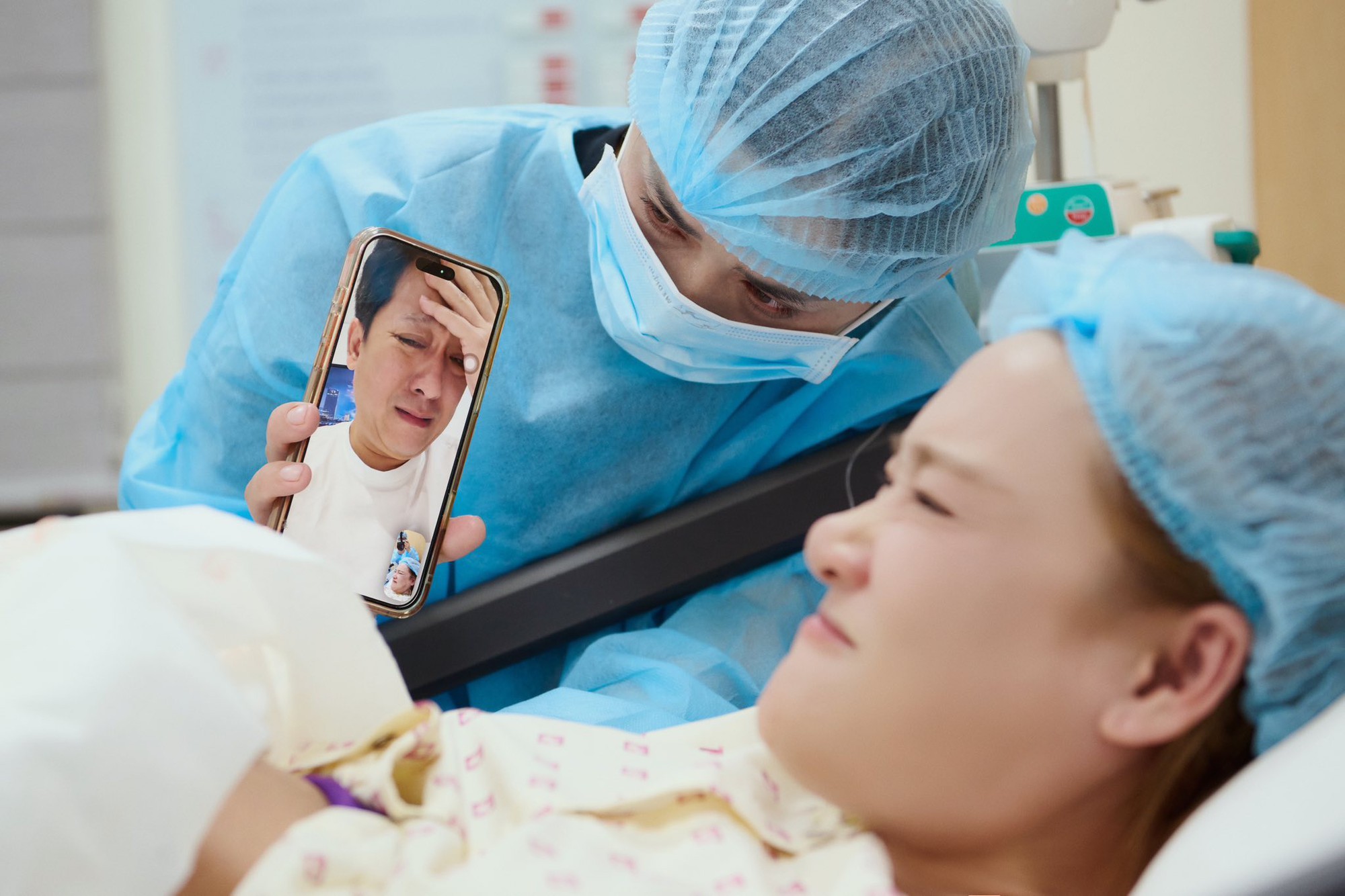 Nh&atilde; Phương sinh con lần 3, Trường Giang kh&oacute;c nấc nh&igrave;n vợ qua điện thoại- Ảnh 3.