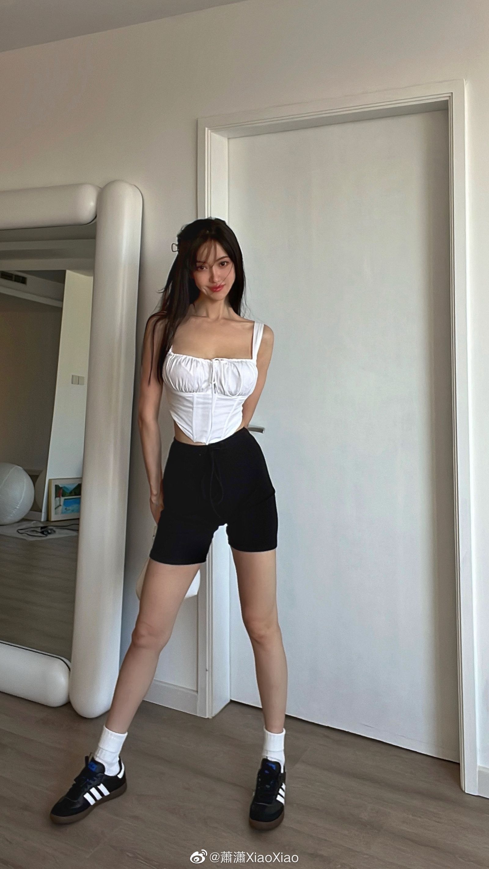 Người phụ nữ 47 tuổi n&agrave;y chống gi&agrave; đỉnh cao, netizen: &ldquo;Cứ như thể c&ocirc; ấy ăn chất bảo quản vậy!&rdquo;- Ảnh 2.