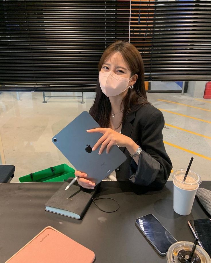 Kế to&aacute;n trưởng ng&acirc;n h&agrave;ng 30 tuổi mua t&uacute;i x&aacute;ch 40 triệu như mua b&oacute; rau ngo&agrave;i chợ: "Đ&oacute; l&agrave; l&yacute; do t&ocirc;i độc th&acirc;n"- Ảnh 2.