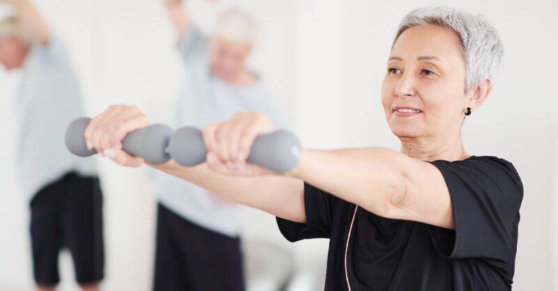 Phụ nữ 40 tuổi chăm l&agrave;m những việc n&agrave;y, đến 80 tuổi vẫn tự x&aacute;ch vali đi du lịch- Ảnh 3.