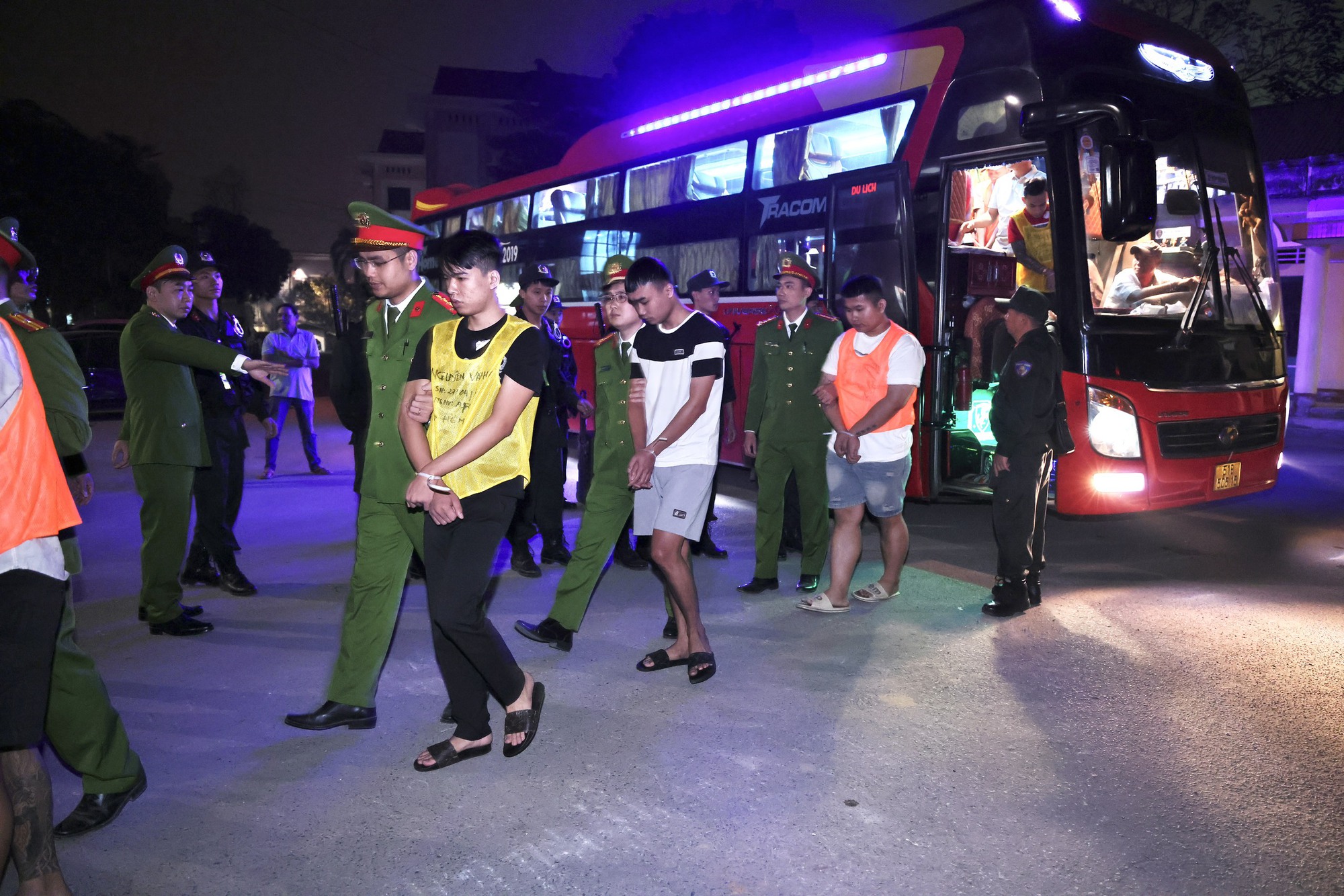 Đồng loạt kh&aacute;m x&eacute;t, bắt 205 đối tượng trong chuy&ecirc;n &aacute;n đặc biệt lớn, lừa h&agrave;ng trăm tỷ đồng của người Việt- Ảnh 1.