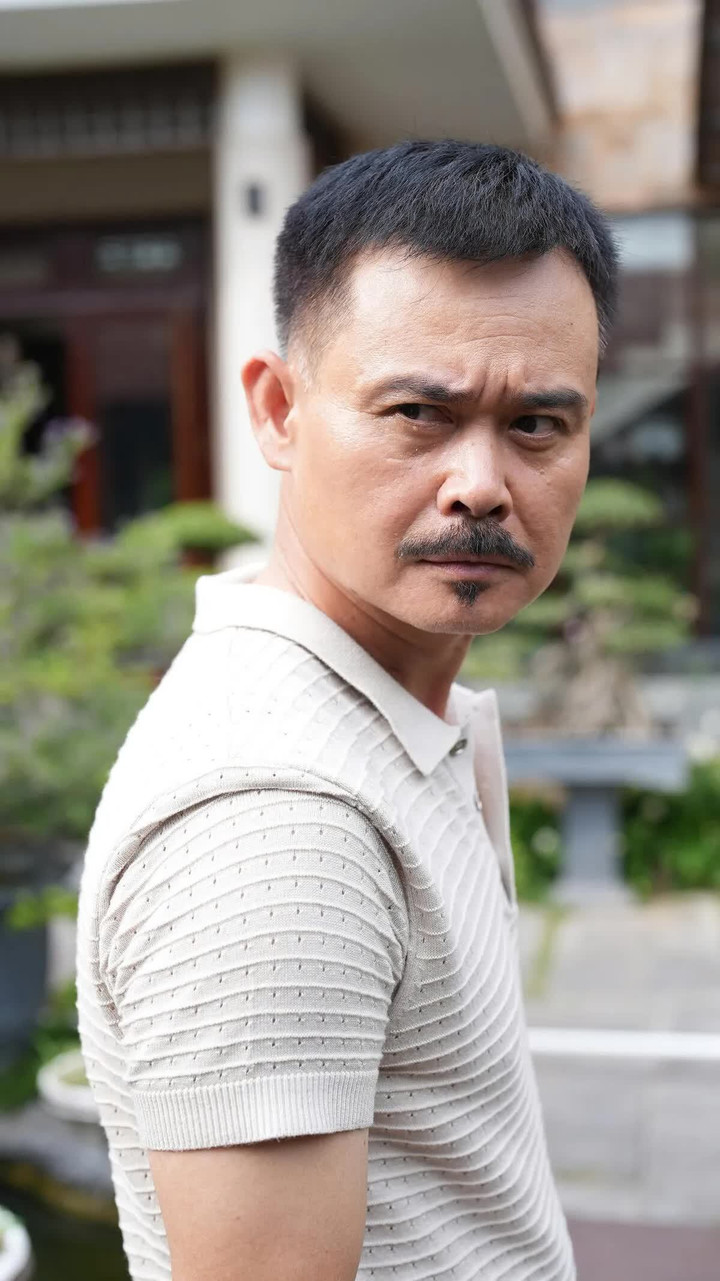 Nam NSƯT chuy&ecirc;n vai "&ocirc;ng tr&ugrave;m" phim giờ v&agrave;ng VTV, ngo&agrave;i đời b&aacute;n b&aacute;nh canh- Ảnh 4.