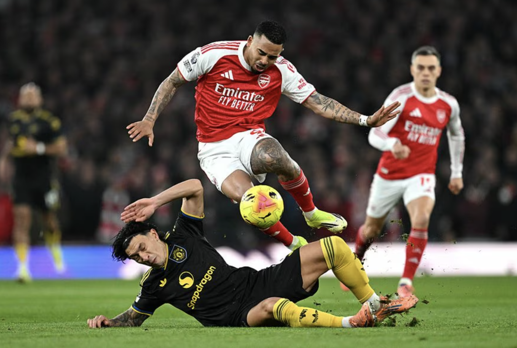 Arsenal thua sốc Man United s&acirc;n nh&agrave;, Ngoại hạng Anh s&ocirc;i sục- Ảnh 2.