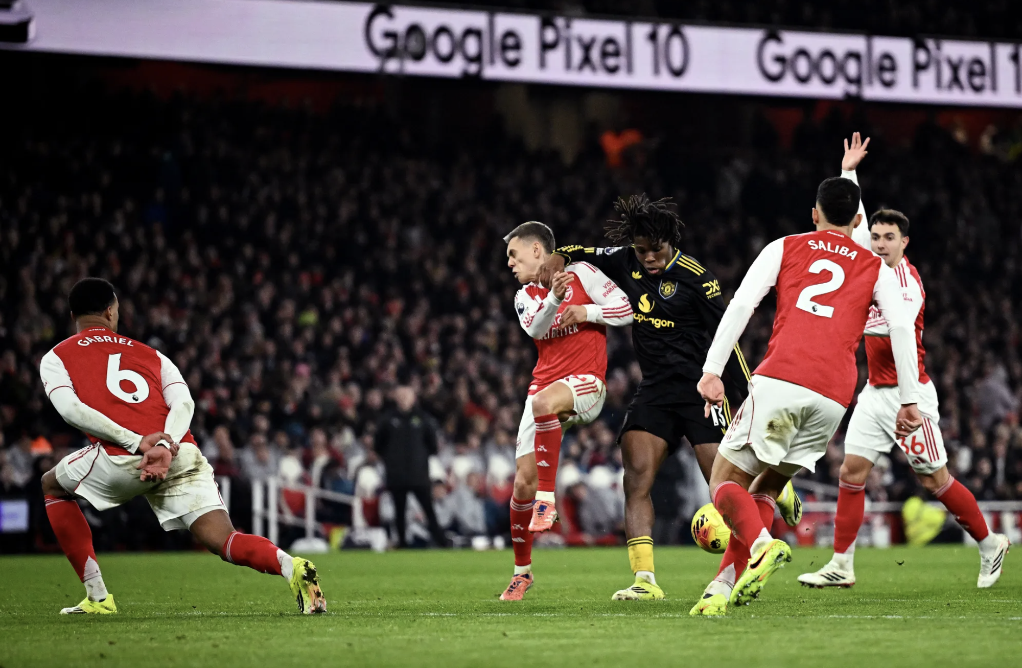 Arsenal thua sốc Man United s&acirc;n nh&agrave;, Ngoại hạng Anh s&ocirc;i sục- Ảnh 5.