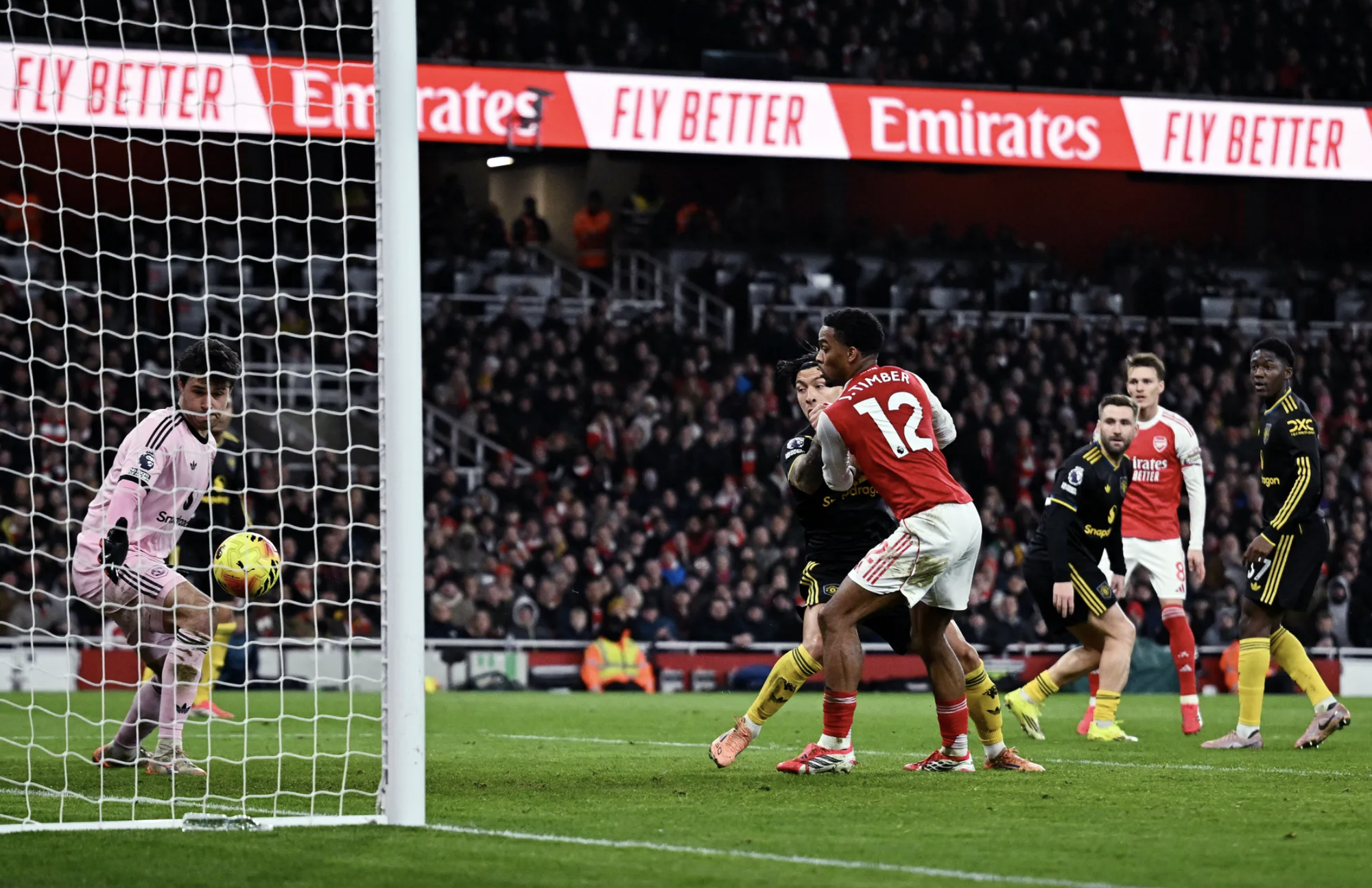 Arsenal thua sốc Man United s&acirc;n nh&agrave;, Ngoại hạng Anh s&ocirc;i sục- Ảnh 3.
