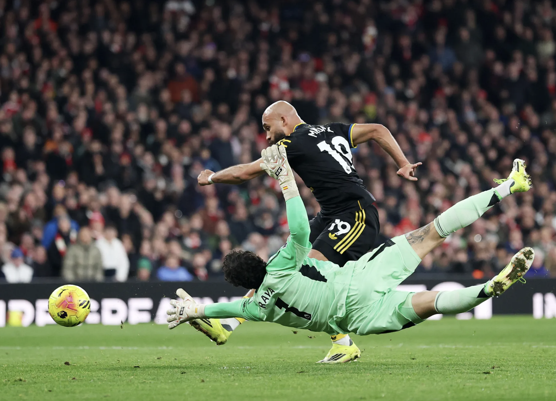 Arsenal thua sốc Man United s&acirc;n nh&agrave;, Ngoại hạng Anh s&ocirc;i sục- Ảnh 4.