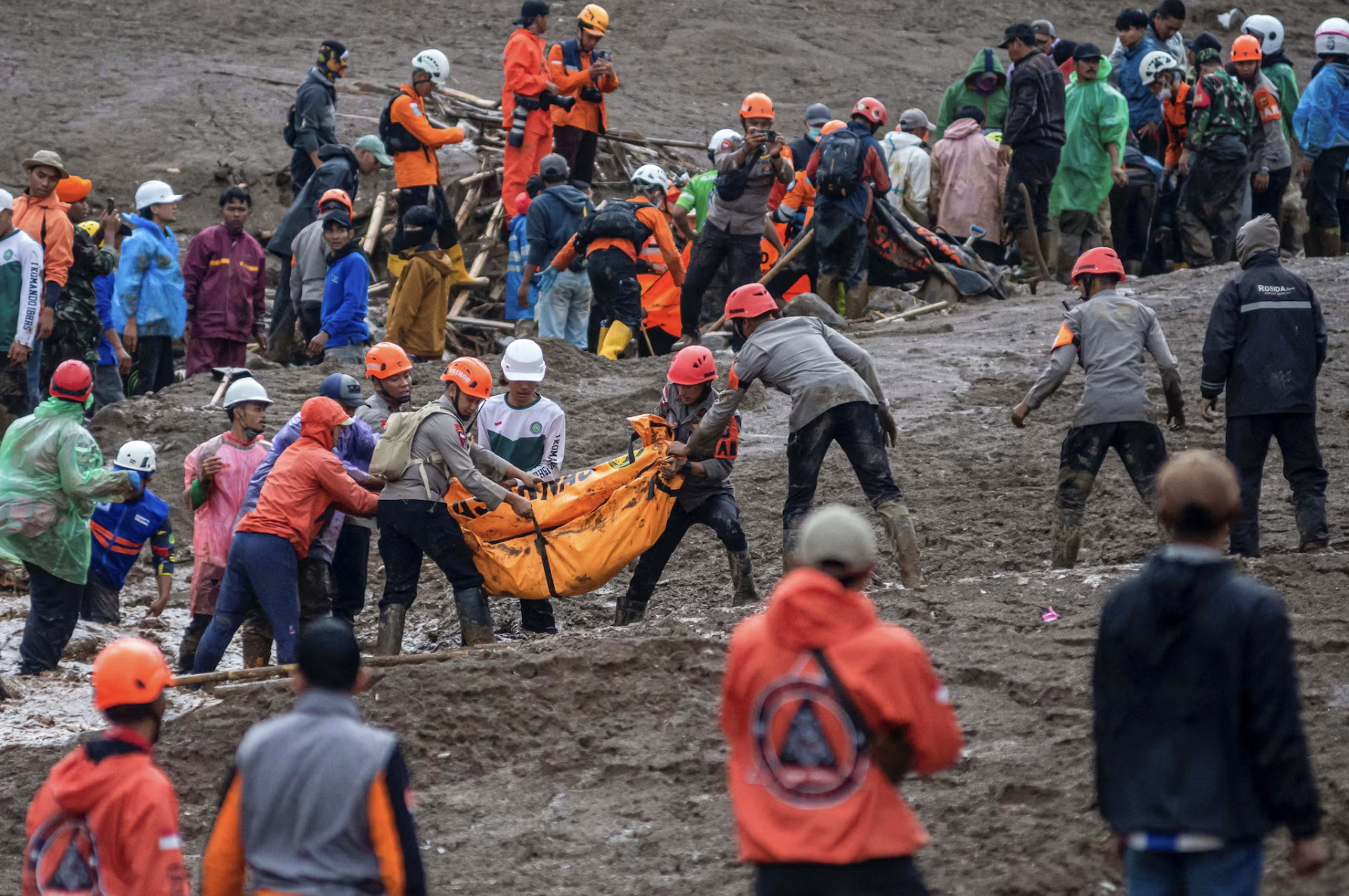 Sạt lở đất ở Indonesia khiến gần 100 người thiệt mạng v&agrave; mất t&iacute;ch, người d&acirc;n đ&agrave;o bới tuyệt vọng giữa biển b&ugrave;n đặc qu&aacute;nh- Ảnh 2.