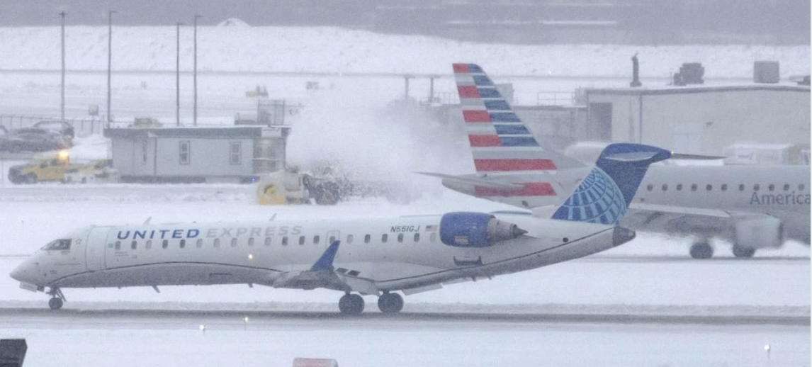 Mỹ: Hơn 15.000 chuyến bay bị gi&aacute;n đoạn do b&atilde;o m&ugrave;a Đ&ocirc;ng- Ảnh 1.