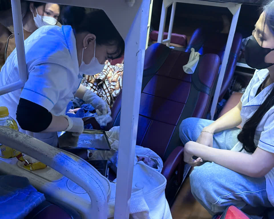Khoảnh khắc y tế xã đỡ đẻ cho sản phụ mang song thai trên giường... xe khách- Ảnh 1. Khoảnh khắc y tế xã đỡ đẻ cho sản phụ mang song thai trên giường... xe khách- Ảnh 1.