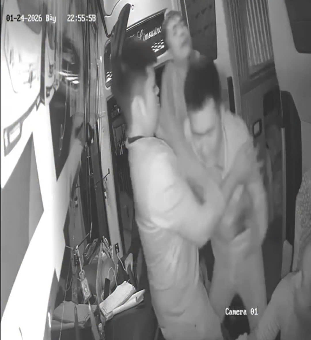 CLIP: Nh&acirc;n vi&ecirc;n nh&agrave; xe bị nh&oacute;m kh&aacute;ch đ&aacute;nh d&atilde; man- Ảnh 1.