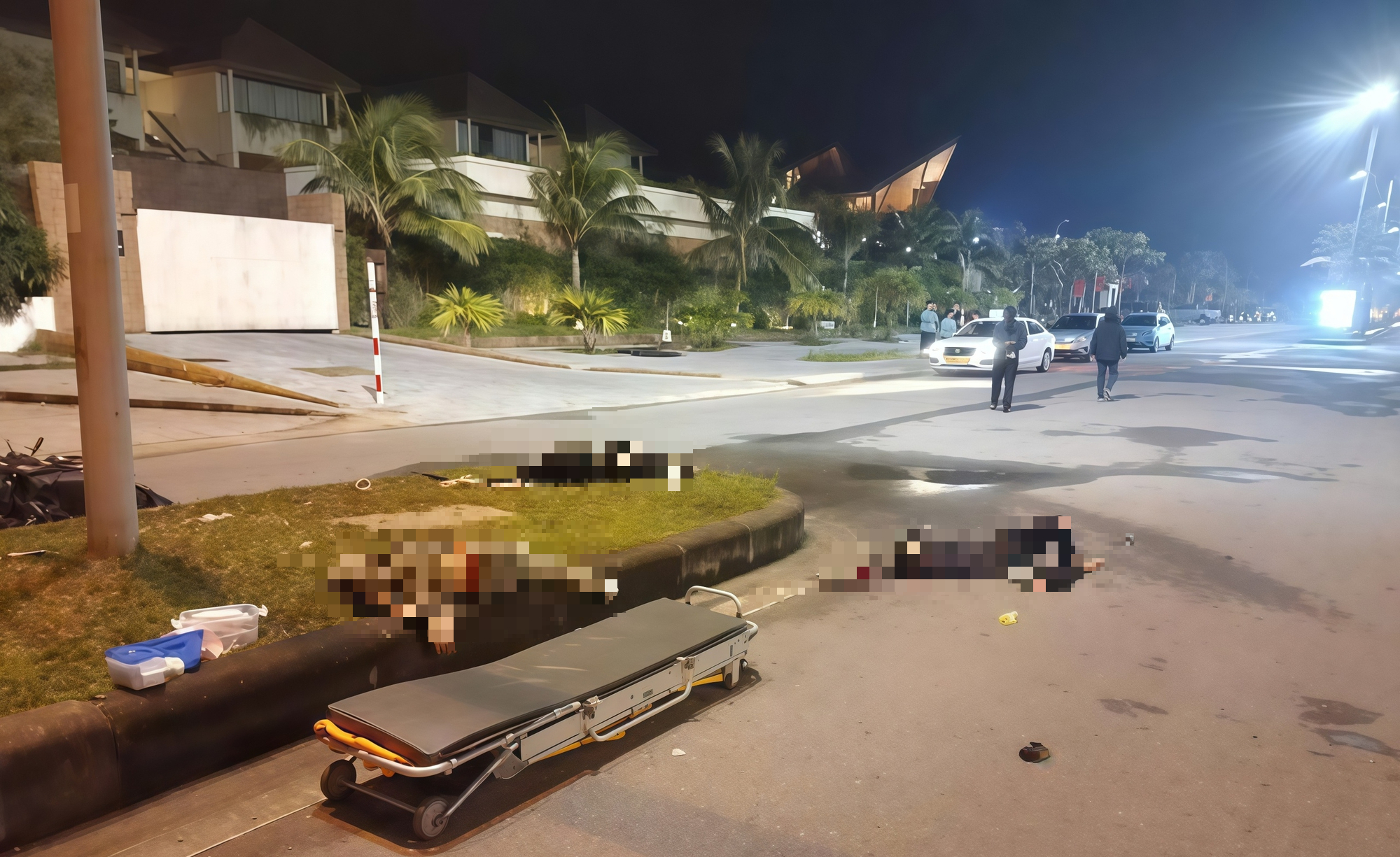 Ba người chết tr&ecirc;n đường l&uacute;c nửa đ&ecirc;m, hiện trường vương v&atilde;i dao v&agrave; b&igrave;nh xịt hơi cay- Ảnh 1.