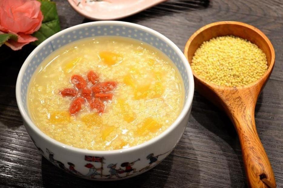 Sau đợt r&eacute;t đậm, người 40 tuổi trở l&ecirc;n n&ecirc;n ăn 4 m&oacute;n n&agrave;y v&agrave;o bữa s&aacute;ng: Tốt cho tim v&agrave; dạ d&agrave;y, gi&uacute;p hệ ti&ecirc;u h&oacute;a khỏe mạnh- Ảnh 1.