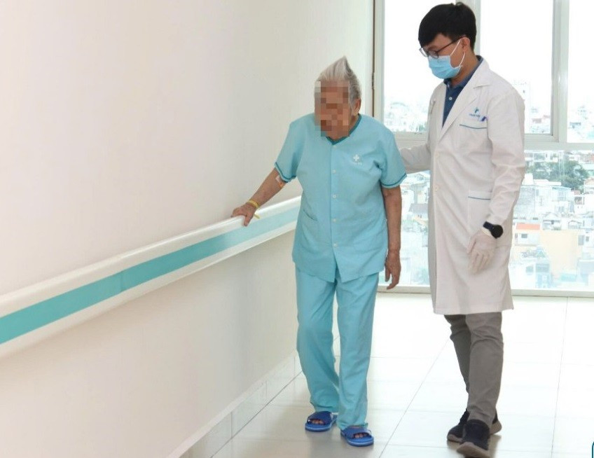 Bơm &lsquo;xi măng&rsquo; v&agrave;o đốt sống cứu cụ b&agrave; 100 tuổi- Ảnh 2.