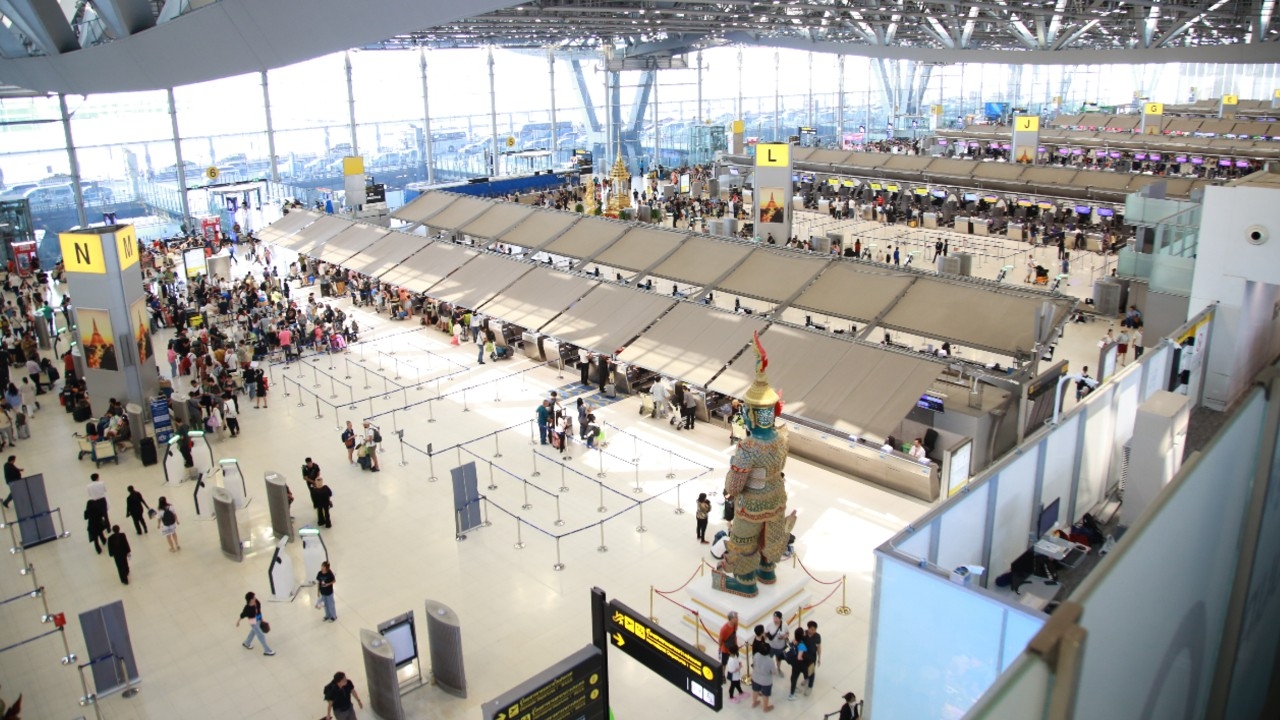 Th&aacute;i Lan siết chặt gi&aacute;m s&aacute;t, lập điểm s&agrave;ng lọc khẩn cấp tại s&acirc;n bay Suvarnabhumi trước nguy cơ b&ugrave;ng ph&aacute;t dịch bệnh mới- Ảnh 1.