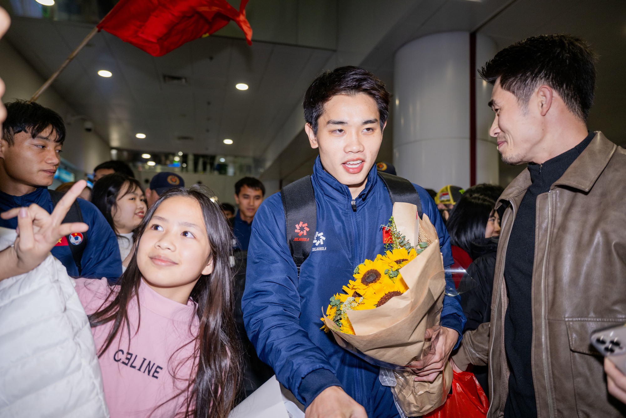 Mang 100 chiếc cam trạm tỷ đến đây để visual này cân tất: Đình Bắc vội chạy ra xe về quê thôi cũng giật Mang 100 chiếc cam trạm tỷ đến đây để visual này cân tất: Đình Bắc vội chạy ra xe về quê thôi cũng giật