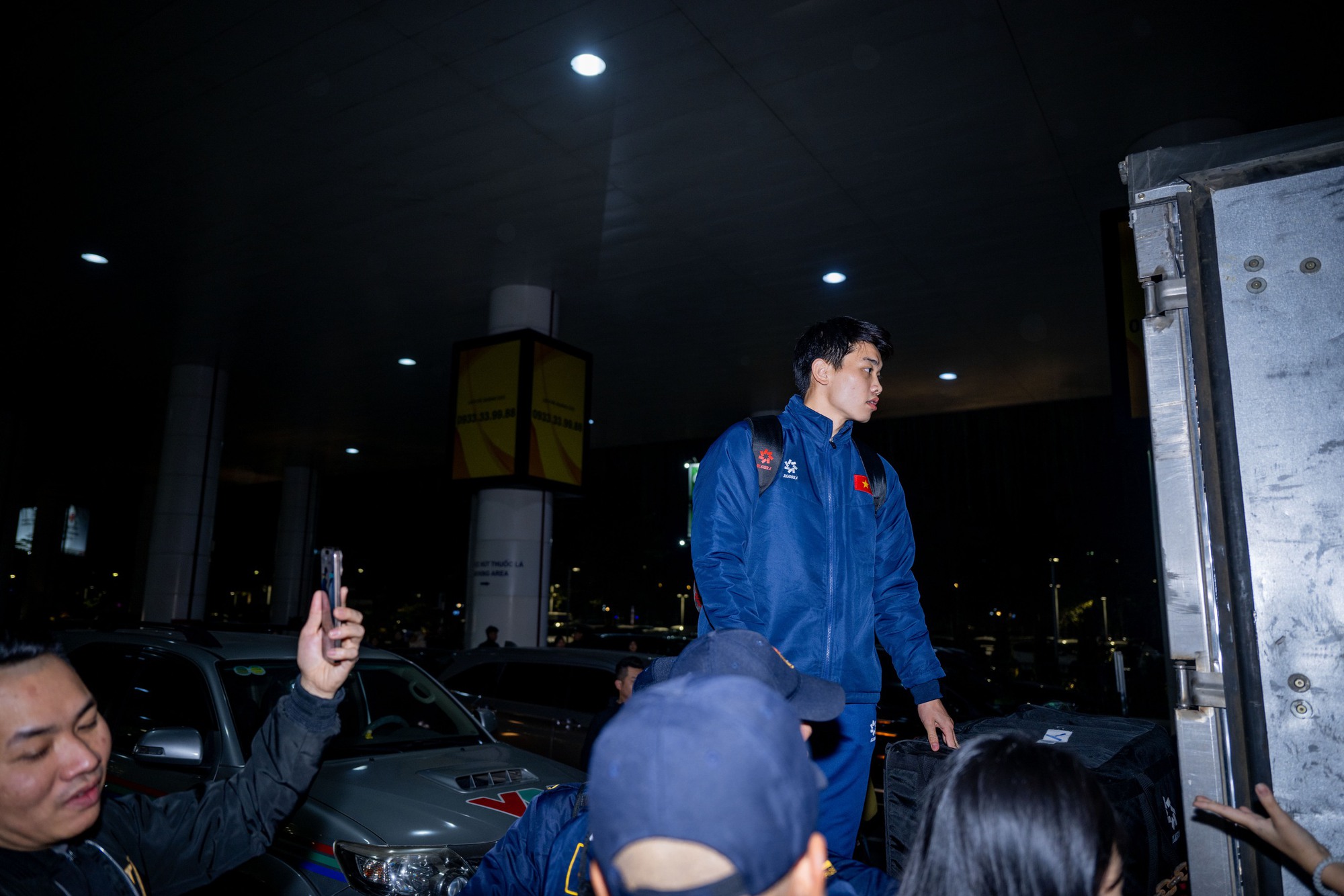 Mang 100 chiếc cam trạm tỷ đến đây để visual này cân tất: Đình Bắc vội chạy ra xe về quê thôi cũng giật Mang 100 chiếc cam trạm tỷ đến đây để visual này cân tất: Đình Bắc vội chạy ra xe về quê thôi cũng giật