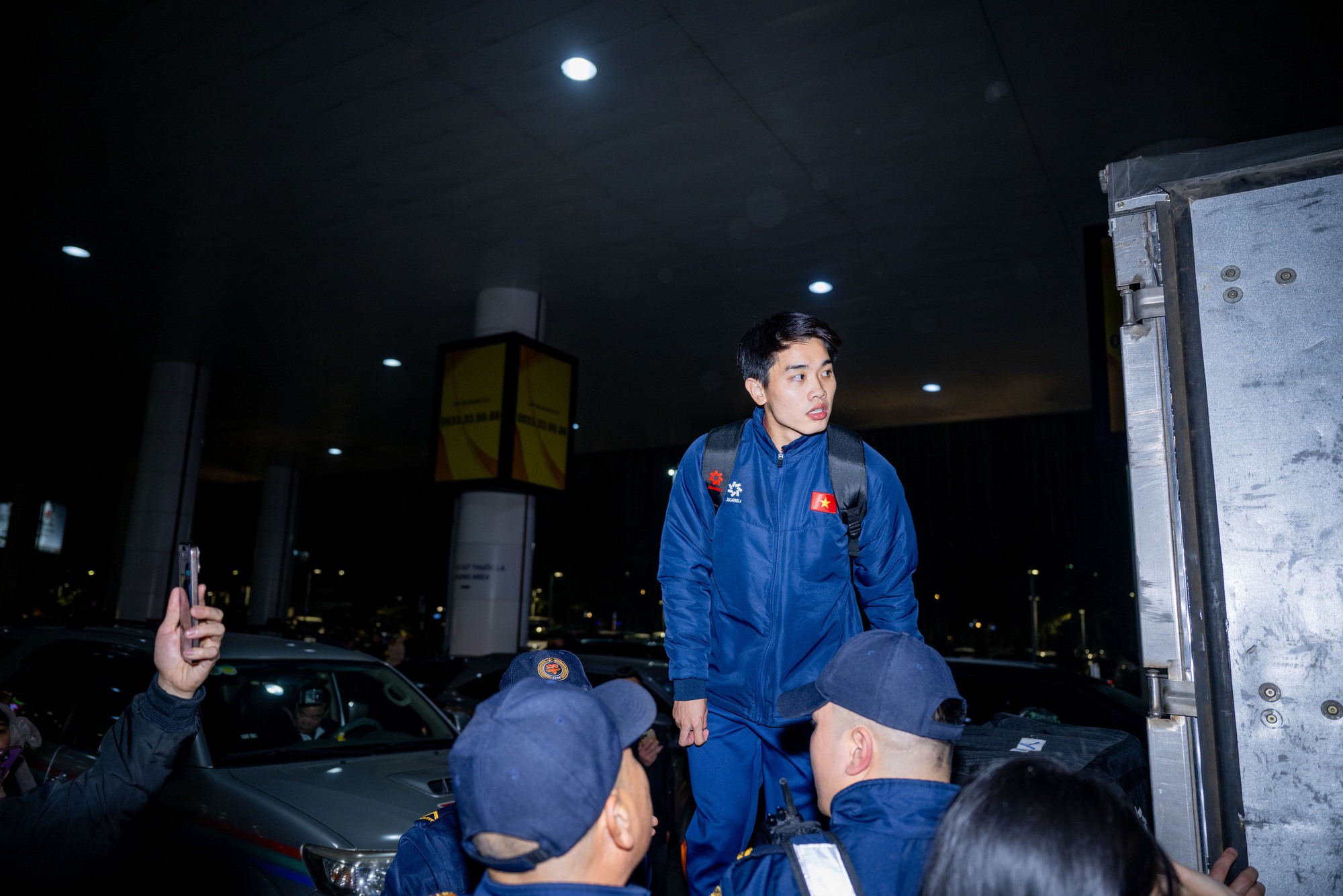 Mang 100 chiếc cam trạm tỷ đến đây để visual này cân tất: Đình Bắc vội chạy ra xe về quê thôi cũng giật Mang 100 chiếc cam trạm tỷ đến đây để visual này cân tất: Đình Bắc vội chạy ra xe về quê thôi cũng giật