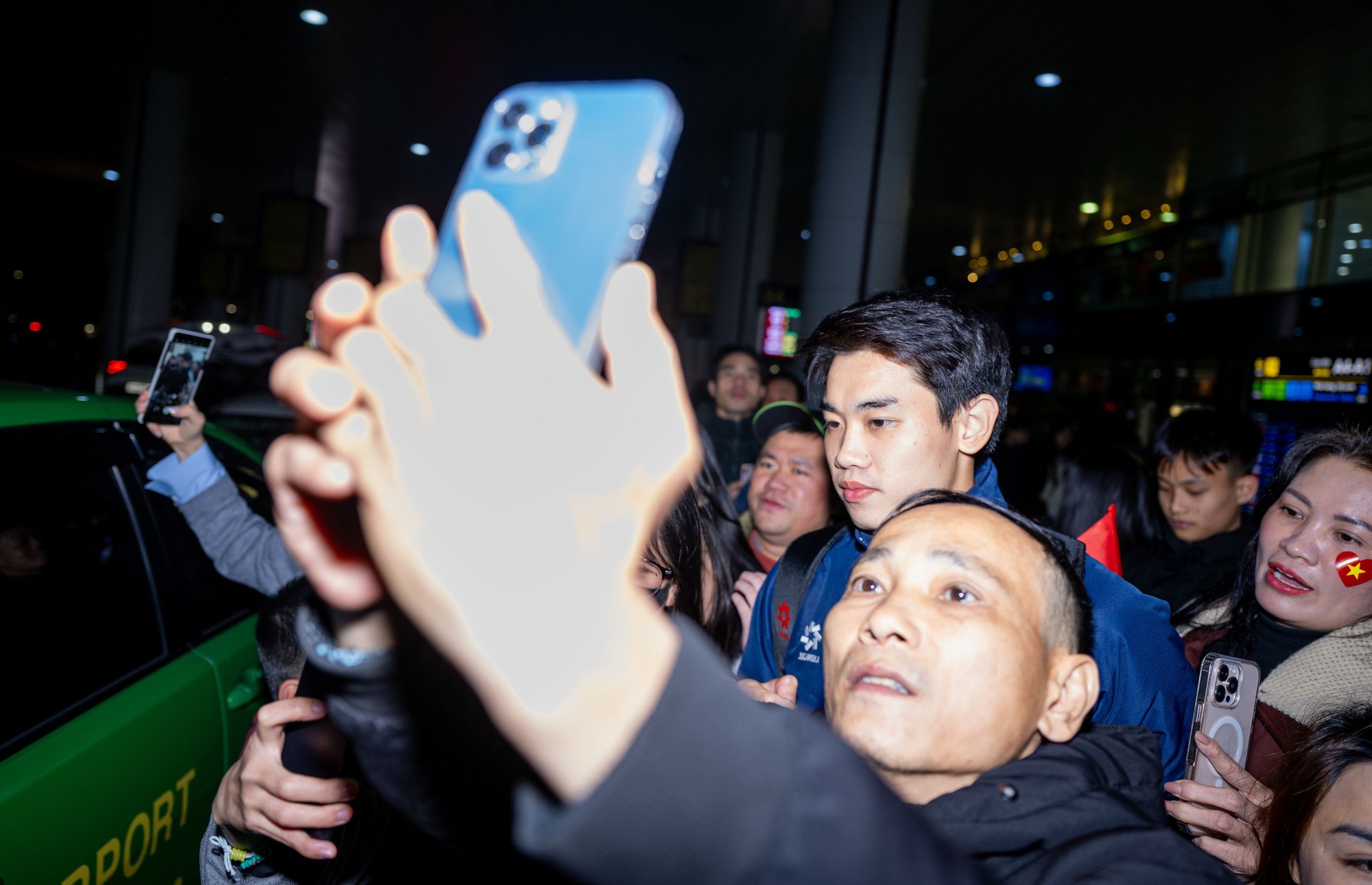 Mang 100 chiếc cam trạm tỷ đến đây để visual này cân tất: Đình Bắc vội chạy ra xe về quê thôi cũng giật Mang 100 chiếc cam trạm tỷ đến đây để visual này cân tất: Đình Bắc vội chạy ra xe về quê thôi cũng giật