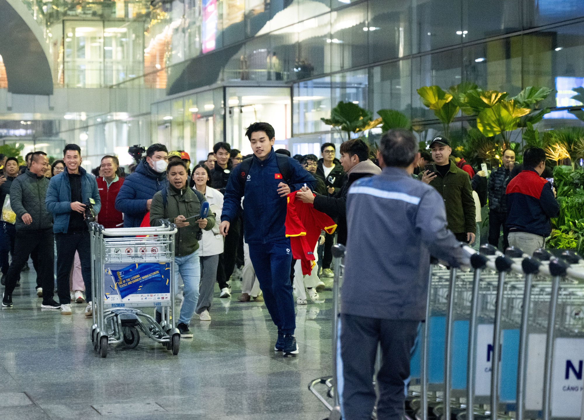 Mang 100 chiếc cam trạm tỷ đến đây để visual này cân tất: Đình Bắc vội chạy ra xe về quê thôi cũng giật Mang 100 chiếc cam trạm tỷ đến đây để visual này cân tất: Đình Bắc vội chạy ra xe về quê thôi cũng giật